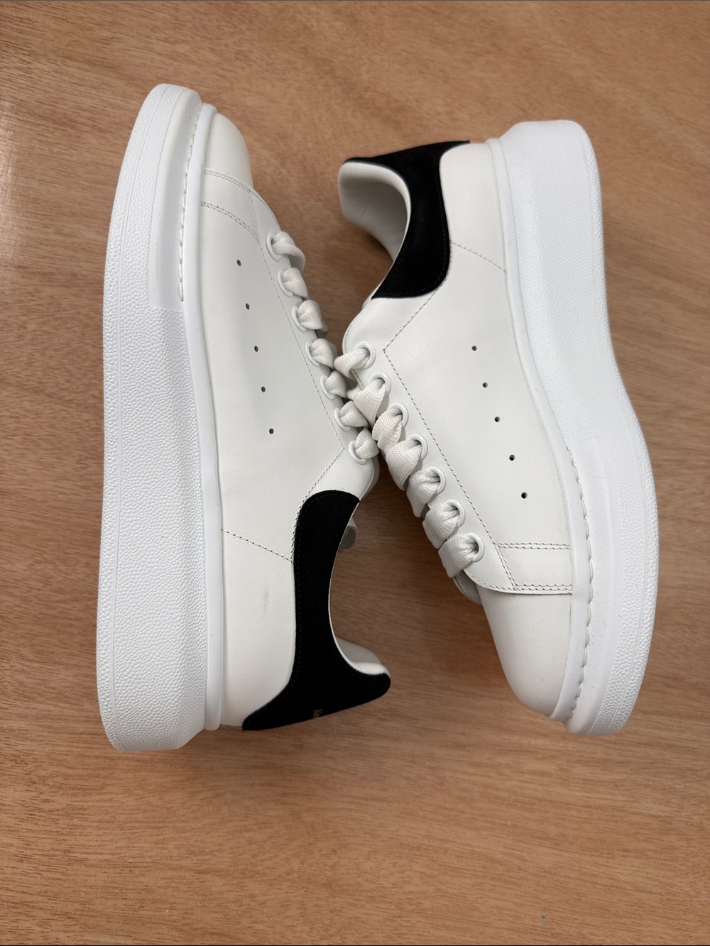 🔥 NEW WITH TAGS • Alexander McQueen Larry Low-Top Sneakers 🔥 - Picture 4 of 14